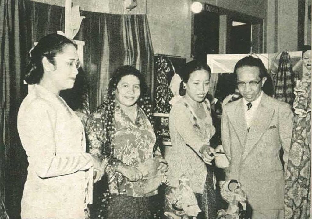 Ibu Sud dalam pameran barang-barang kebutuhan rumah tangga
