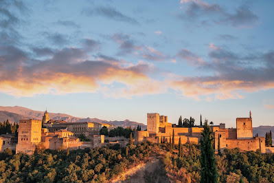 Istana Alhambra sebagai salah satu tempat yang disebutkan di novel 99 Cahaya di Langit Eropa