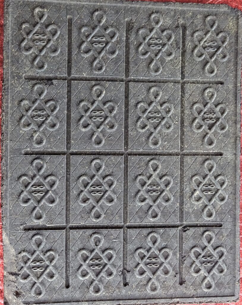 Tea bricks atau teh batangan (bagian belakang) pernah digunakan sebagai alat pembayaran di China
